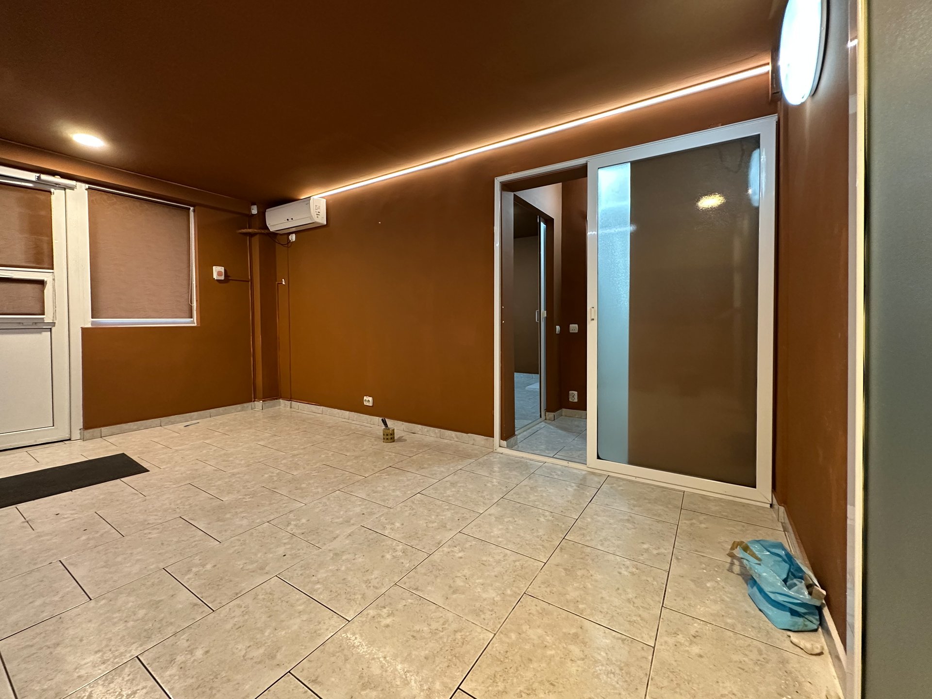 Spatiu comercial stradal, vad pietonal, parcare libera — 4