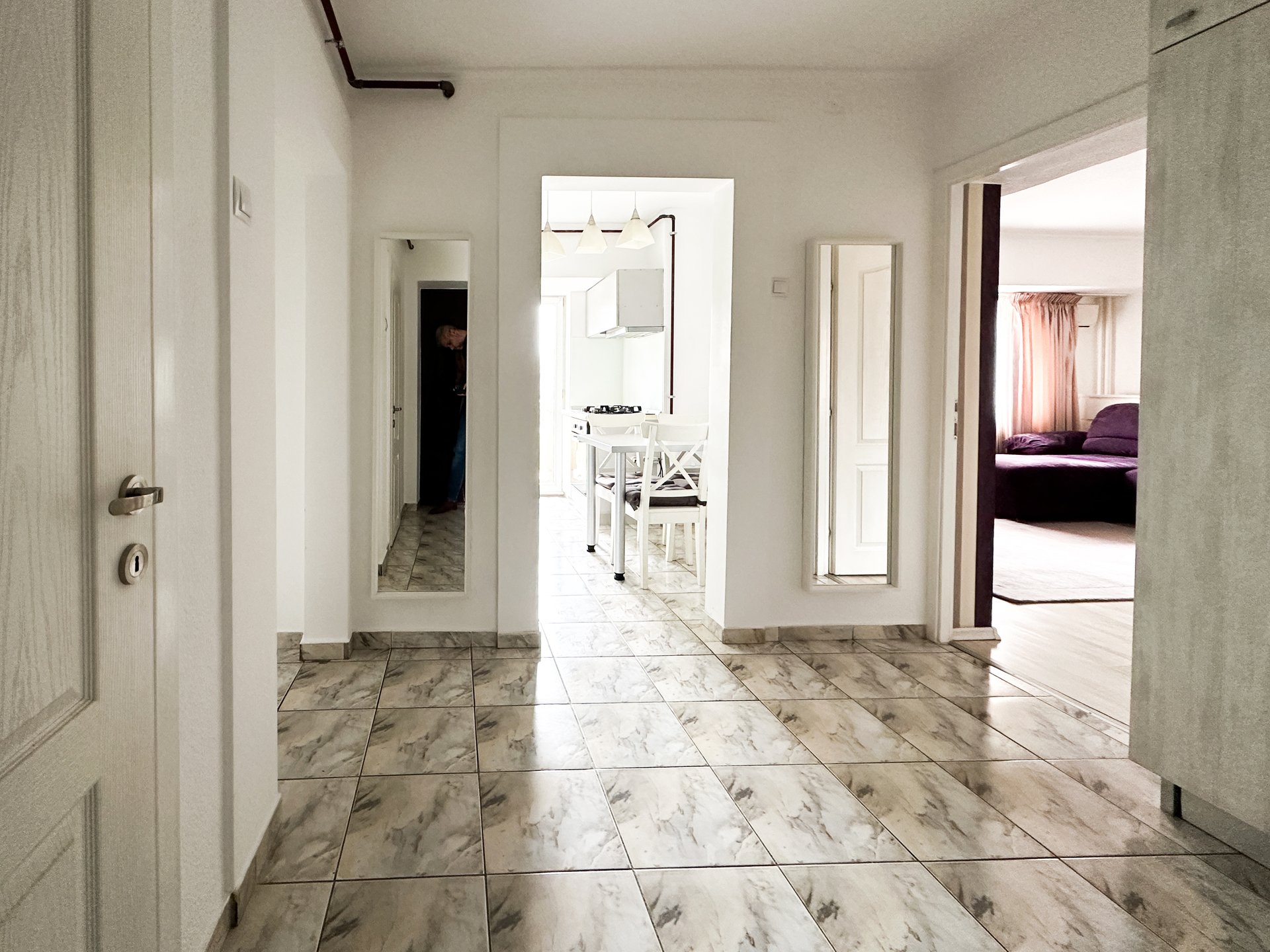 Piața Alba Iulia nr. 1 — decomandat, etaj 2, vedere spre rond — 4
